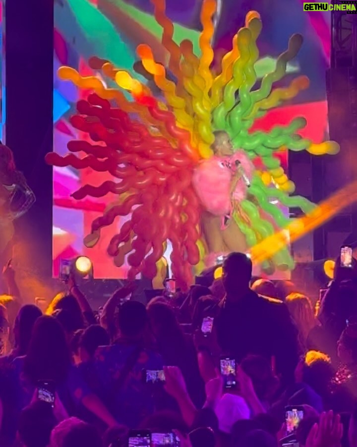 Reynaldo Gianecchini Instagram - Ela nunca perdeu a majestade!! @xuxameneghel Quem nunca foi um baixinho dela não sabe o que foi! E essa geração nova precisa saber que ela tem um brilho q não se explica! Foi lindo reviver a magia no @naviodaxuxa . Valew demais @promoacaooficial
