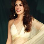 Rhea Chakraborty Instagram - Always feel the best in a saree ✨ #indiannari 💛 Makeup : @miimoglam @lifeofmimo_ Hair : @ashisbogi Photography: @shrutisbagwe Styling : @theanisha Saree: @shilpsutra @ascend.rohank Earrings: @sanzanyjewels Bracelets: @anaqajewels @sanzanyjewels @rubans.in Rings: @vasundharajewelry @rubans.in @oakpinionpr Assisted by : @maitriidesaii Styling interns: @navikshajain @theotherside2323
