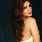 Rhea Chakraborty Instagram - Always feel the best in a saree ✨ #indiannari 💛 Makeup : @miimoglam @lifeofmimo_ Hair : @ashisbogi Photography: @shrutisbagwe Styling : @theanisha Saree: @shilpsutra @ascend.rohank Earrings: @sanzanyjewels Bracelets: @anaqajewels @sanzanyjewels @rubans.in Rings: @vasundharajewelry @rubans.in @oakpinionpr Assisted by : @maitriidesaii Styling interns: @navikshajain @theotherside2323