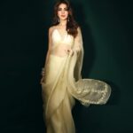 Rhea Chakraborty Instagram - Always feel the best in a saree ✨ #indiannari 💛 Makeup : @miimoglam @lifeofmimo_ Hair : @ashisbogi Photography: @shrutisbagwe Styling : @theanisha Saree: @shilpsutra @ascend.rohank Earrings: @sanzanyjewels Bracelets: @anaqajewels @sanzanyjewels @rubans.in Rings: @vasundharajewelry @rubans.in @oakpinionpr Assisted by : @maitriidesaii Styling interns: @navikshajain @theotherside2323
