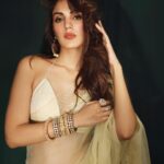 Rhea Chakraborty Instagram - Always feel the best in a saree ✨ #indiannari 💛 Makeup : @miimoglam @lifeofmimo_ Hair : @ashisbogi Photography: @shrutisbagwe Styling : @theanisha Saree: @shilpsutra @ascend.rohank Earrings: @sanzanyjewels Bracelets: @anaqajewels @sanzanyjewels @rubans.in Rings: @vasundharajewelry @rubans.in @oakpinionpr Assisted by : @maitriidesaii Styling interns: @navikshajain @theotherside2323