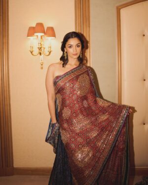 Rhea Kapoor Instagram - PRINCESS 👑 
@aliaabhatt in @abujanisandeepkhosla custom couture. 
wearing @amrapalijewels 
Assisted @sanyakapoor 
make up @sandhyashekar 
hair @amitthakur_hair 
photos @_psudo_ 
Managed @vaishalib2907