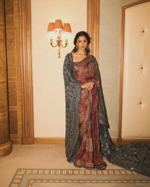 Rhea Kapoor Instagram - PRINCESS 👑 
@aliaabhatt in @abujanisandeepkhosla custom couture. 
wearing @amrapalijewels 
Assisted @sanyakapoor 
make up @sandhyashekar 
hair @amitthakur_hair 
photos @_psudo_ 
Managed @vaishalib2907