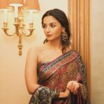 Rhea Kapoor Instagram - PRINCESS 👑 @aliaabhatt in @abujanisandeepkhosla custom couture. wearing @amrapalijewels Assisted @sanyakapoor make up @sandhyashekar hair @amitthakur_hair photos @_psudo_ Managed @vaishalib2907 Riyadh - Kingdom Of Saudi Arabia