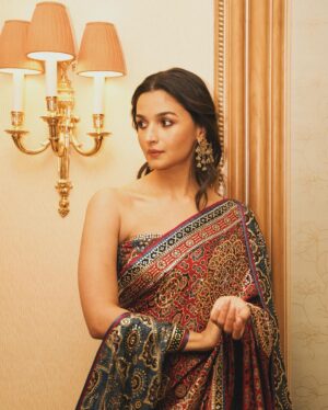 Rhea Kapoor Instagram - PRINCESS 👑 
@aliaabhatt in @abujanisandeepkhosla custom couture. 
wearing @amrapalijewels 
Assisted @sanyakapoor 
make up @sandhyashekar 
hair @amitthakur_hair 
photos @_psudo_ 
Managed @vaishalib2907