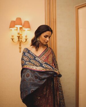Rhea Kapoor Instagram - PRINCESS 👑 
@aliaabhatt in @abujanisandeepkhosla custom couture. 
wearing @amrapalijewels 
Assisted @sanyakapoor 
make up @sandhyashekar 
hair @amitthakur_hair 
photos @_psudo_ 
Managed @vaishalib2907