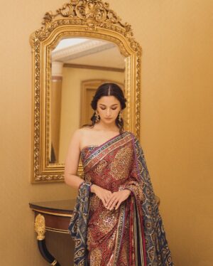 Rhea Kapoor Instagram - PRINCESS 👑 
@aliaabhatt in @abujanisandeepkhosla custom couture. 
wearing @amrapalijewels 
Assisted @sanyakapoor 
make up @sandhyashekar 
hair @amitthakur_hair 
photos @_psudo_ 
Managed @vaishalib2907