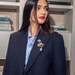 Rhea Kapoor Instagram - For @tommyhilfiger at #nyfw Some times only the classics cut it ⭐️ Earring @amrapalijewels Brooches @roopavohrafinejewellery NYC