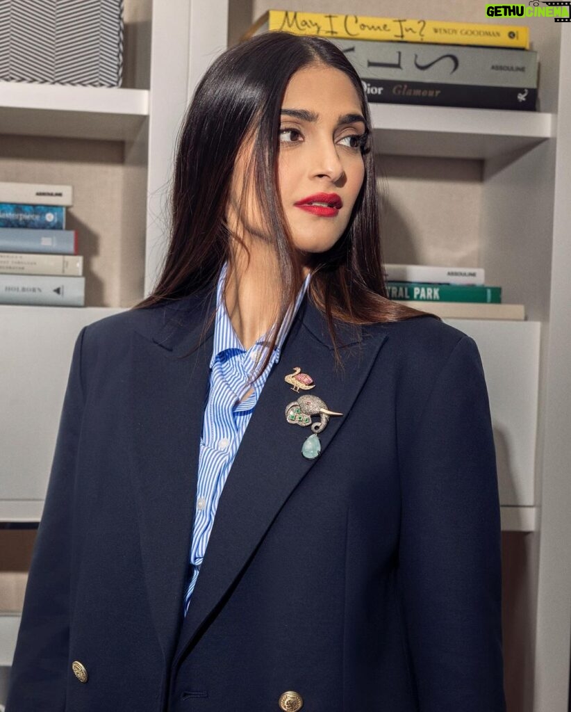 Rhea Kapoor Instagram - For @tommyhilfiger at #nyfw Some times only the classics cut it ⭐ Earring @amrapalijewels Brooches @roopavohrafinejewellery NYC