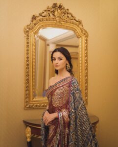 Rhea Kapoor Instagram - PRINCESS 👑 @aliaabhatt in @abujanisandeepkhosla custom couture. wearing @amrapalijewels Assisted @sanyakapoor make up @sandhyashekar hair @amitthakur_hair photos @_psudo_ Managed @vaishalib2907 Riyadh - Kingdom Of Saudi Arabia