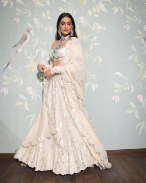Rhea Kapoor Instagram - An @anamikakhanna.in girl always.. 
nothing is more elegant than silver and white… 
Outfit custom @anamikakhanna.in 
Styling @rheakapoor and @manishamelwani 
Style team @sananver @junni.khyriem
Make up @makeupbyridhi
Hair  @komalvora_
photographer @dinesh_ahuja