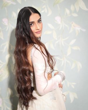 Rhea Kapoor Instagram - An @anamikakhanna.in girl always.. 
nothing is more elegant than silver and white… 
Outfit custom @anamikakhanna.in 
Styling @rheakapoor and @manishamelwani 
Style team @sananver @junni.khyriem
Make up @makeupbyridhi
Hair  @komalvora_
photographer @dinesh_ahuja