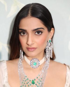 Rhea Kapoor Instagram - An @anamikakhanna.in girl always.. 
nothing is more elegant than silver and white… 
Outfit custom @anamikakhanna.in 
Styling @rheakapoor and @manishamelwani 
Style team @sananver @junni.khyriem
Make up @makeupbyridhi
Hair  @komalvora_
photographer @dinesh_ahuja