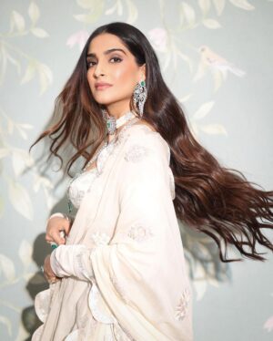 Rhea Kapoor Instagram - An @anamikakhanna.in girl always.. 
nothing is more elegant than silver and white… 
Outfit custom @anamikakhanna.in 
Styling @rheakapoor and @manishamelwani 
Style team @sananver @junni.khyriem
Make up @makeupbyridhi
Hair  @komalvora_
photographer @dinesh_ahuja