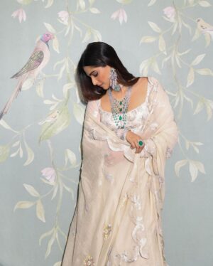 Rhea Kapoor Instagram - An @anamikakhanna.in girl always.. 
nothing is more elegant than silver and white… 
Outfit custom @anamikakhanna.in 
Styling @rheakapoor and @manishamelwani 
Style team @sananver @junni.khyriem
Make up @makeupbyridhi
Hair  @komalvora_
photographer @dinesh_ahuja