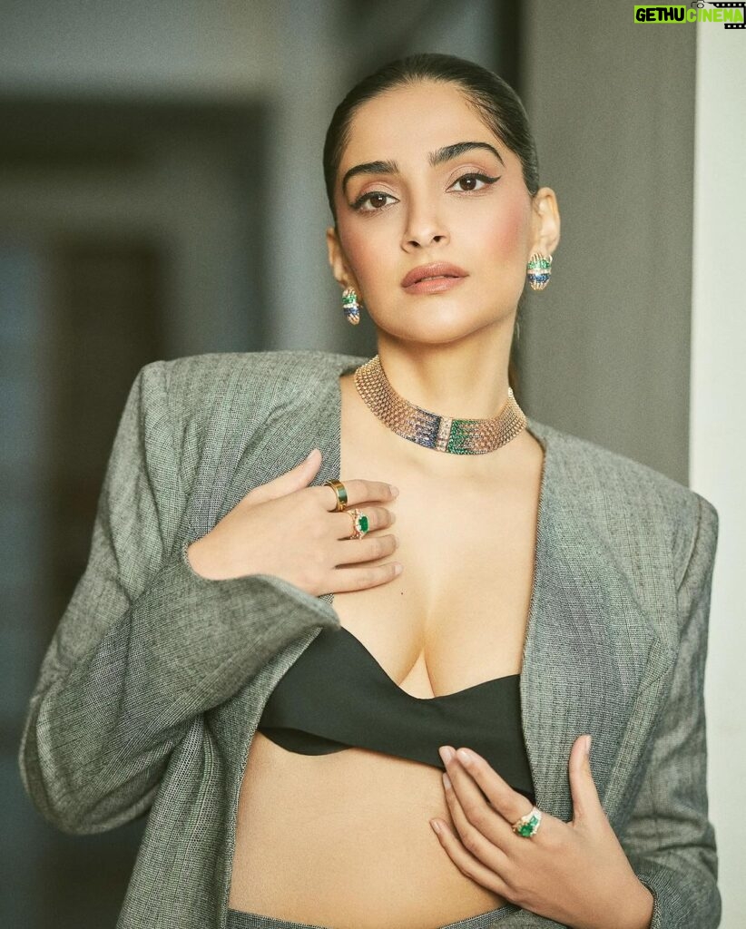 Rhea Kapoor Instagram - Styled with @shereenlovebug Look @maryamomaira Jewellery @zoyajewels Make up @namratasoni @sheldon.santos Mumbai, Maharashtra