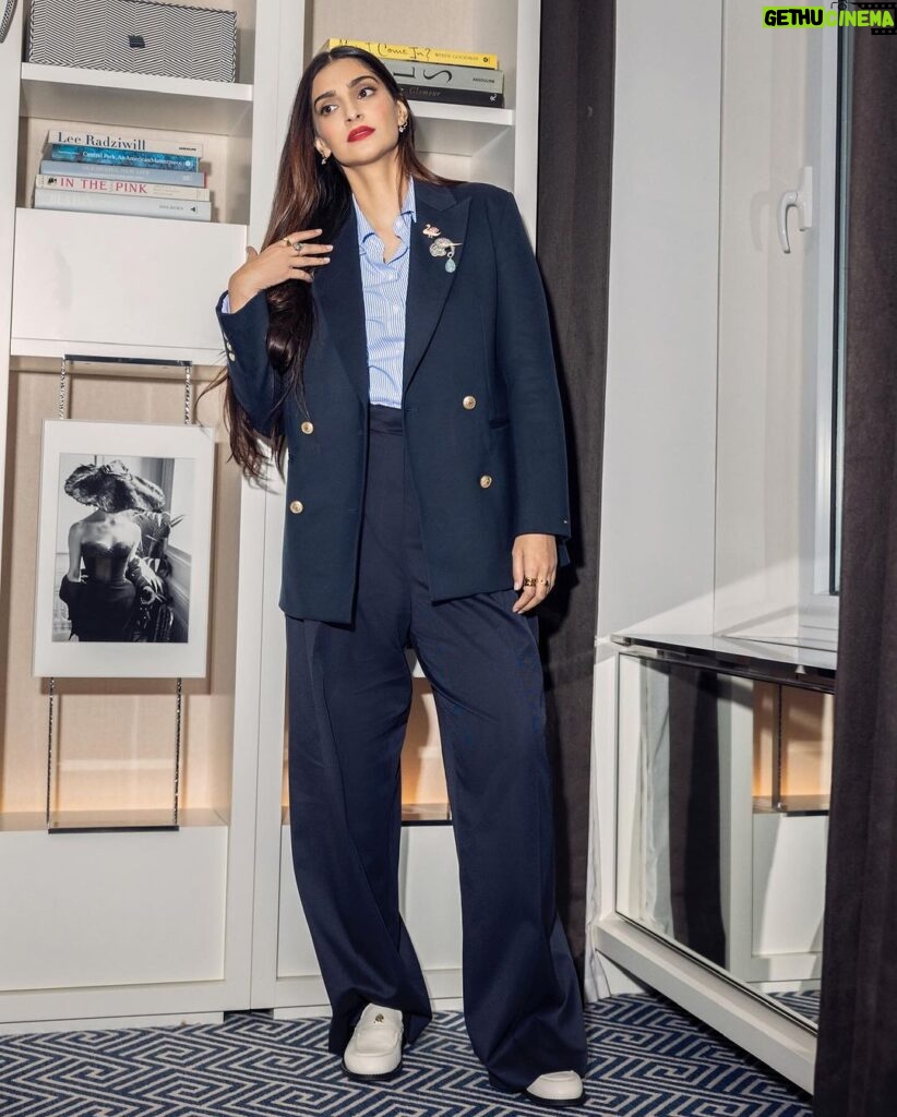 Rhea Kapoor Instagram - For @tommyhilfiger at #nyfw Some times only the classics cut it ⭐️ Earring @amrapalijewels Brooches @roopavohrafinejewellery NYC