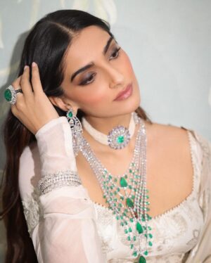 Rhea Kapoor Instagram - An @anamikakhanna.in girl always.. 
nothing is more elegant than silver and white… 
Outfit custom @anamikakhanna.in 
Styling @rheakapoor and @manishamelwani 
Style team @sananver @junni.khyriem
Make up @makeupbyridhi
Hair  @komalvora_
photographer @dinesh_ahuja