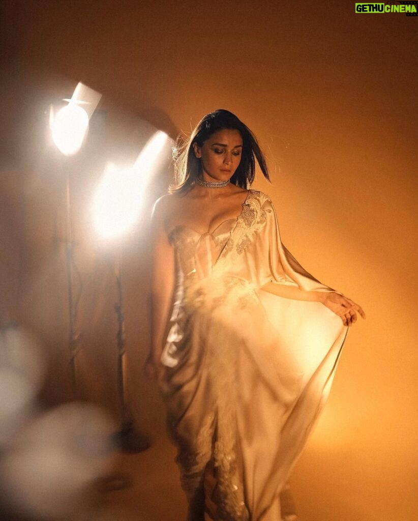 Rhea Kapoor Instagram - 😇 @aliaabhatt 😇 in @anamikakhanna.in custom couture and @birdhichand jewels tonight for @filmfare Glam @puneetbsaini Hair @flavienheldt Assisted @sanyakapoor @junni.khyriem Photo @_psudo_