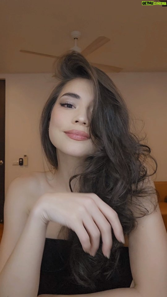 Rhian Ramos Instagram - It's date szn and I've been getting myself ready pretty often this month 😳 but at least my new toy has been cutting that time in half 😉 loving the Dyson Airwrap in Blue Blush @wpi_ph #BlueBlush #Jisoo