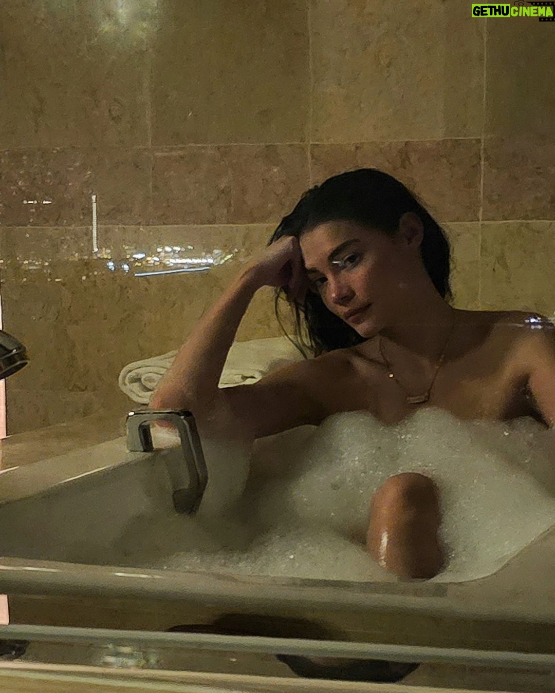 Rhian Ramos Instagram - Bubble bath me time with a view 🤍 Nothing like some skin care, hair care, and solo time to think about the year to come. And what a backdrop @harbourcity is for just that. #HarbourCity @youbeauty_ph