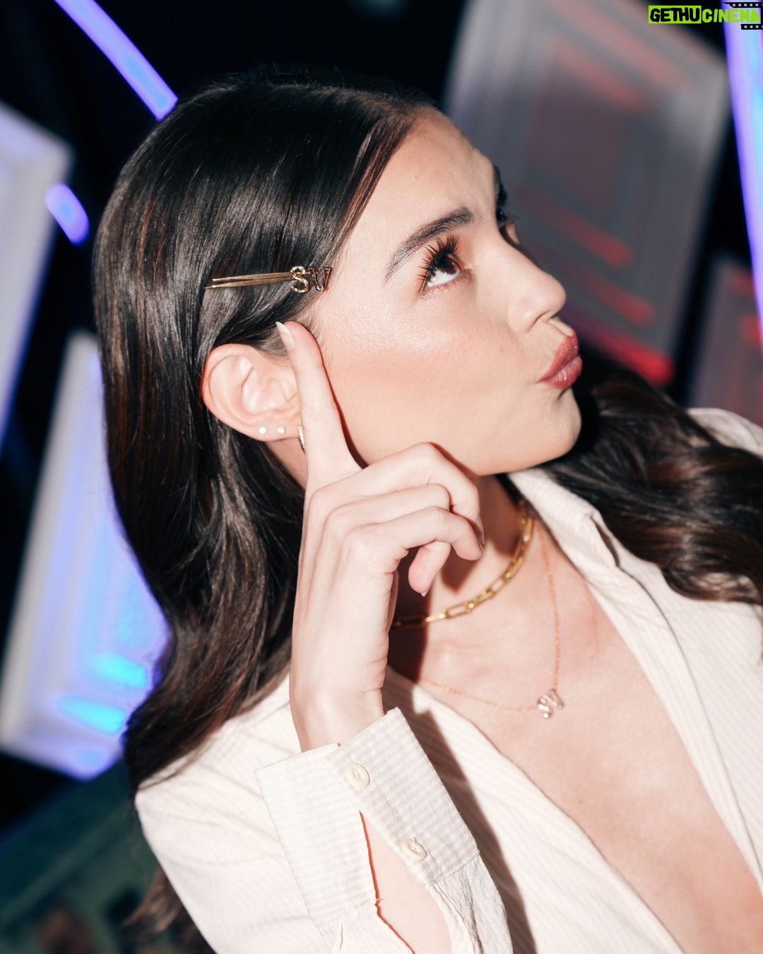Rhian Ramos Instagram - Here's the lewk for tonight's @dearsv.official Anniversary Episode. Surprise! This is a take over! Join us tonight, 11:45pm on @gmanetwork π€ Happy 1st year sa lahat ng bumubuo sa #DearSVonGMA! Sana marami pa kayong matulungan, at mabahaging mga kwento ng inspirasyon Makeup by @centenobutchok Hair by @hairbysabel πΈ @jayzeecezar