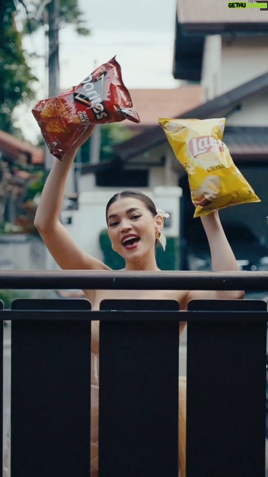 Rhian Ramos Instagram - There's no reason to come empty-handed when Frito Lay snacks: Lays, Lays Stax, Ruffles, Doritos and Cheetos come in so many delicious flavours and textures for everyone to enjoy during the holidays! Chika time with my besties is so much more fun when we're munching on our favourites 🤍 Bring a bag in your next holiday get-together! @fritolay @laysphilippines @janinamanipol #FritoLayPH #MakeEveryonesHolidaySpecial