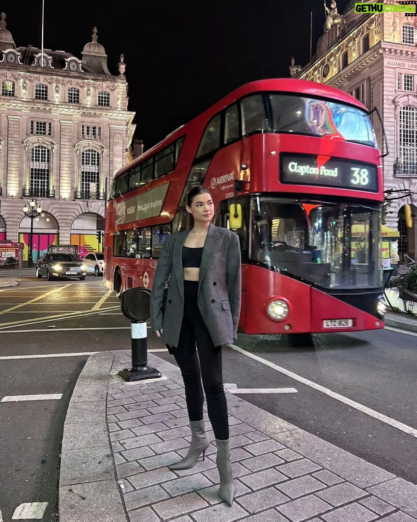 Rhian Ramos Instagram - As a tourist 🇬🇧☺️ @hm Picadilly Circus