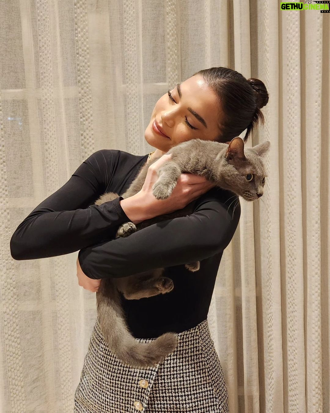 Rhian Ramos Instagram - My little antisocial baby seal 🐈⬛ I love you Robin 🤍