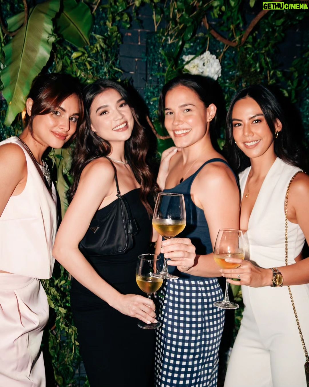 Rhian Ramos Instagram - My EstΓ©e Lauder family threw me an epic birthday party! One for the books! I'm forever treasuring these photos and memories with all my families who came π₯° This life is AWESOME because you are in it π€ β β β β β β β β β β β β β β SRSLY, too many to tag π€―π₯³ Thank you @esteelauderph @sharyn_wong @gaylaochen @maxcollinsofficial @nadinehowell_ @janinamanipol @tomyeung_ @lovipoe @meganbata @mikaeldaez @lianne.valentin @officialtimyap @victoria_belo @dochayden @michelledee @samverzosa @itschrisnick @rainmatienzo @yourwandress @rich_mondyu @cat.ilacad @poshnails_ @ricoargamax @jellypie @ish.delrosario @infinixphilippines @hrss14 @redgynn @whr08 @gmanetwork @michaeluycoco πΈ @jayzeecezar π€