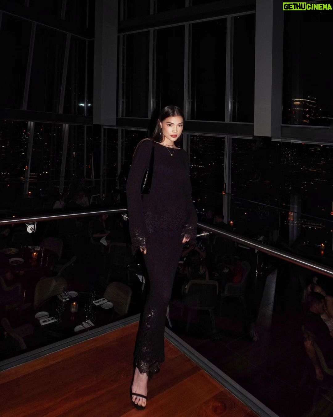 Rhian Ramos Instagram - London nights at The Shard in @hm 🤍 good food and the best view The Shard, London