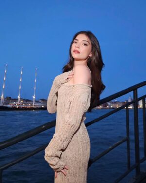 Rhian Ramos Instagram - Last night in Venice
wearing @hm 🤍