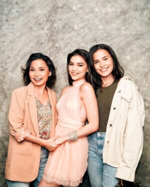 Rhian Ramos Instagram - To be surrounded by my family, friends, all of those who I love at a moment like this... It just couldn't be better 🥹 these are moments I'll treasure forever..
Sayang lang cause I have other friends and loved ones that I didn't get to take photos with... But seeing you there meant so much to me... Thank you, booboo's family 🤍 thank you, Meg & Ryan family 🤍 Thank you @cyberhians 🤍 thank you, MBU management 🤍 mahal na mahal ko kayong lahat 🥲
Thank you for capturing these moments @jayzeecezar 📸 and @joshuasalvs 🎥 priceless 'to sa akin!
P.S. still LOL-ing at deedee's super strength 😅