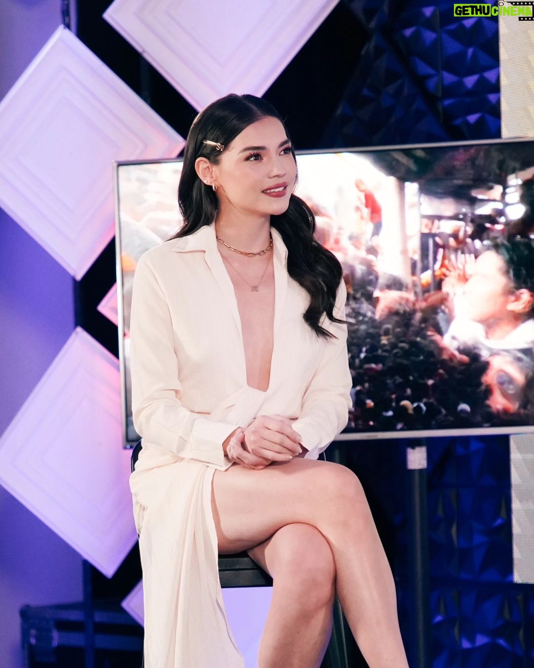 Rhian Ramos Instagram - Here's the lewk for tonight's @dearsv.official Anniversary Episode. Surprise! This is a take over! Join us tonight, 11:45pm on @gmanetwork π€ Happy 1st year sa lahat ng bumubuo sa #DearSVonGMA! Sana marami pa kayong matulungan, at mabahaging mga kwento ng inspirasyon Makeup by @centenobutchok Hair by @hairbysabel πΈ @jayzeecezar