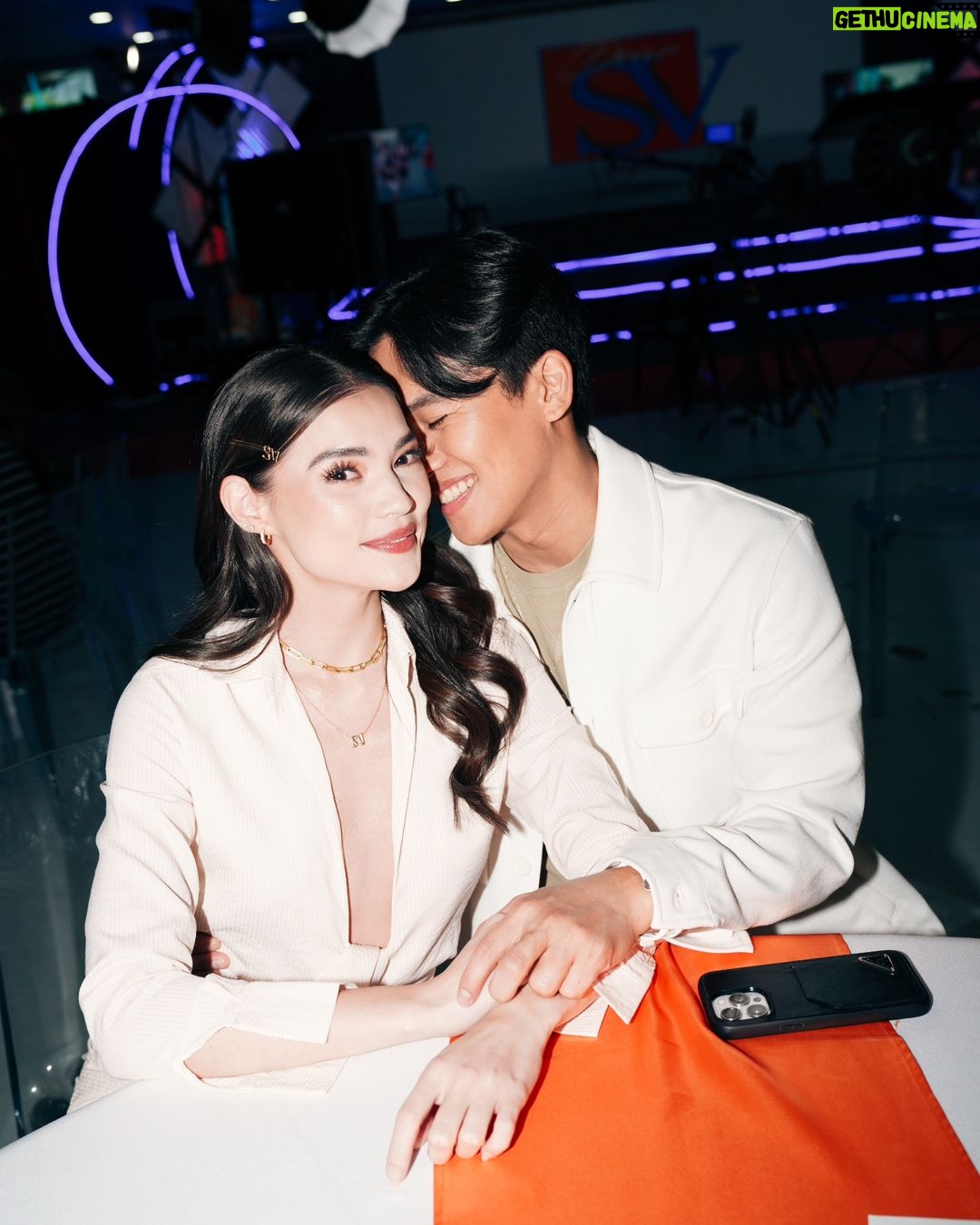 Rhian Ramos Instagram - Here's the lewk for tonight's @dearsv.official Anniversary Episode. Surprise! This is a take over! Join us tonight, 11:45pm on @gmanetwork π€ Happy 1st year sa lahat ng bumubuo sa #DearSVonGMA! Sana marami pa kayong matulungan, at mabahaging mga kwento ng inspirasyon Makeup by @centenobutchok Hair by @hairbysabel πΈ @jayzeecezar