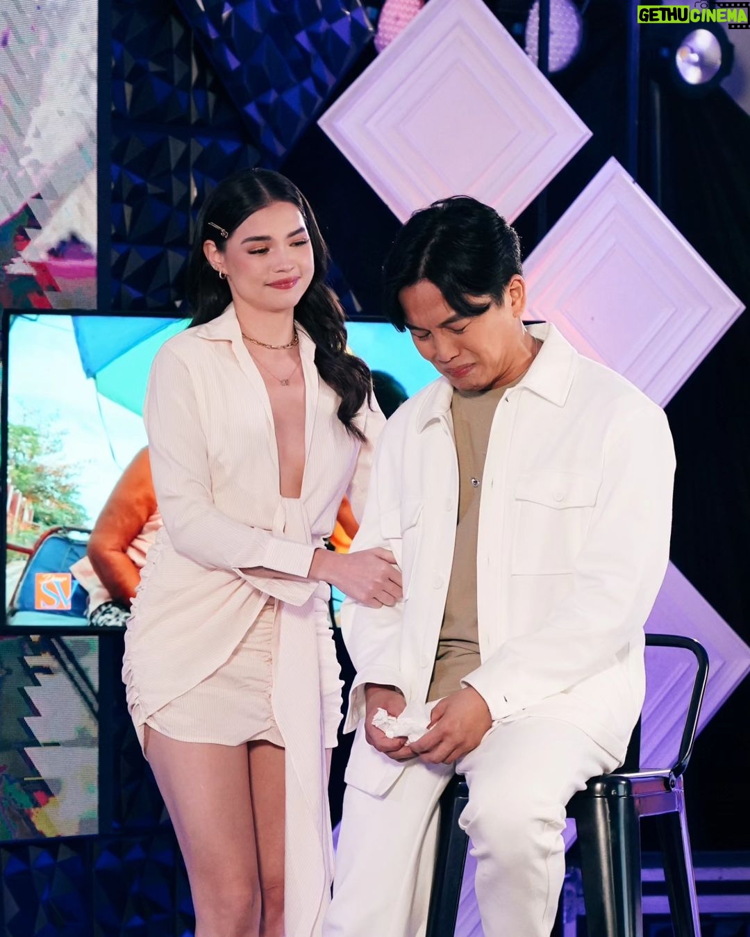 Rhian Ramos Instagram - Here's the lewk for tonight's @dearsv.official Anniversary Episode. Surprise! This is a take over! Join us tonight, 11:45pm on @gmanetwork π€ Happy 1st year sa lahat ng bumubuo sa #DearSVonGMA! Sana marami pa kayong matulungan, at mabahaging mga kwento ng inspirasyon Makeup by @centenobutchok Hair by @hairbysabel πΈ @jayzeecezar