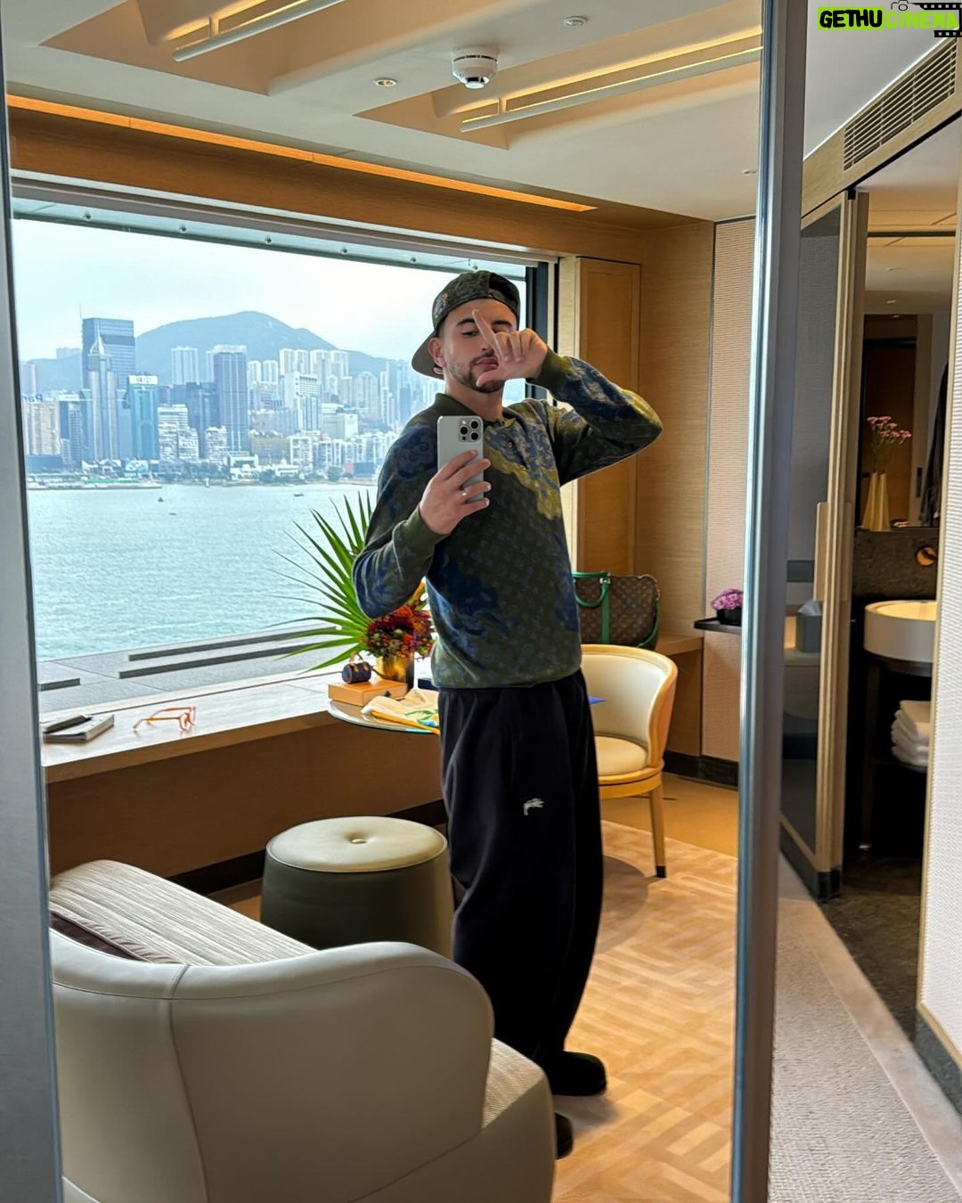 Riadh Belaïche Instagram - Est ce que 5 ans en arrière j’aurai imaginé vivre ce genre de choses ? Tellement heureux et reconnaissant de ce que je vis. Etre ici à Hong Kong pour le 2eme show de @pharrell 🇭🇰 On va passer un séjour incroyable et je remercie Dieu car c’est lui qui est au contrôle de tout ☝️. J’ai hâte de vous montrer tout ça 😇 Merci @louisvuitton 🩵 al hamdoulilah 🤲🏼✨ 📸 @lubakilubaki 📸 @_gio.b Hong Kong China