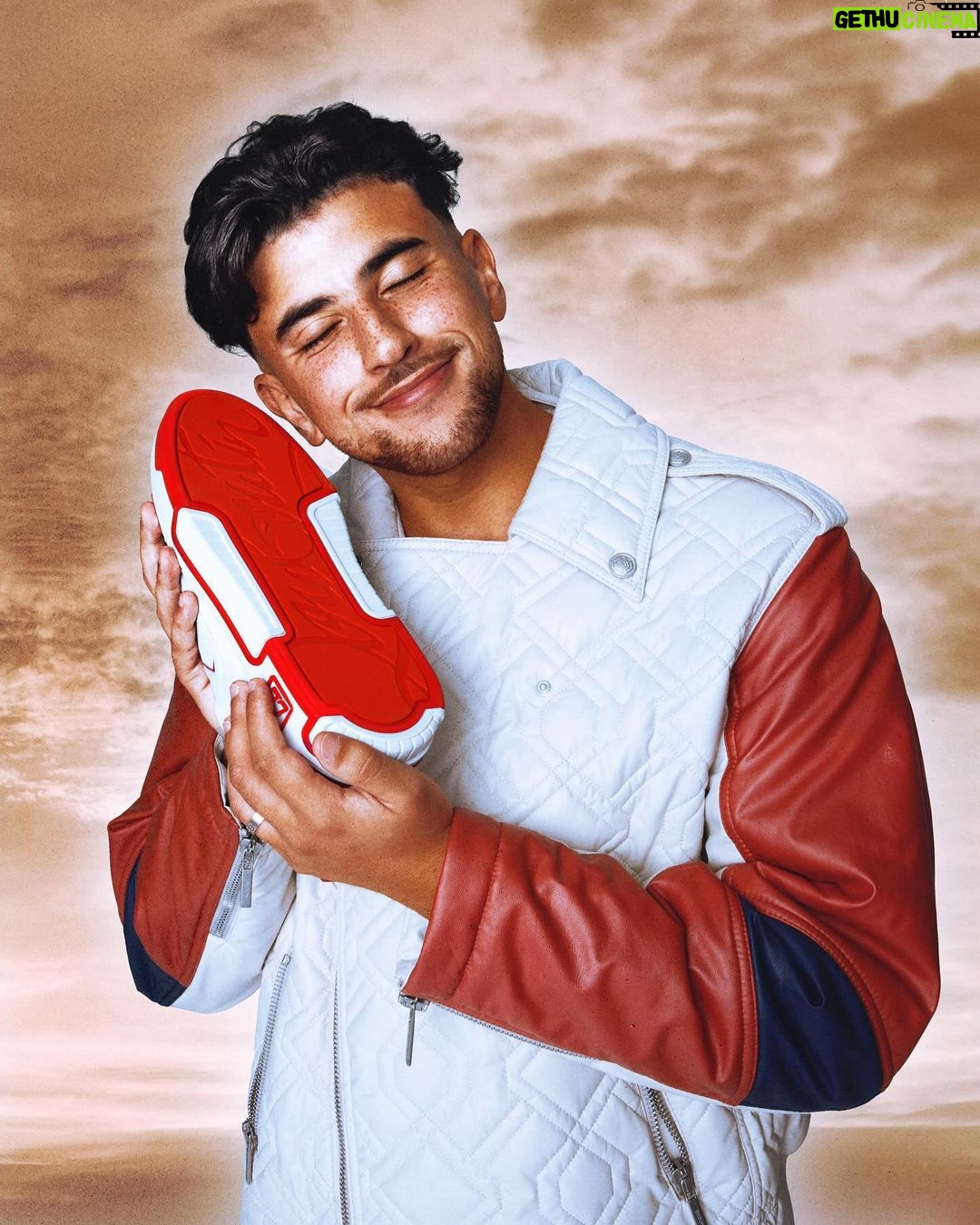 Riadh Belaïche Instagram - Astroloubi ! C’est le nom de la nouvelle paire de @louboutinworld 🚩On a voulu imaginer plusieurs univers avec toujours la même paire, inspirée du street style des années 90 ! Dites-moi quelle tenue vous préférez ? ❤️ #ChristianLouboutin 📸 @alexipav 👘 @___rrxii