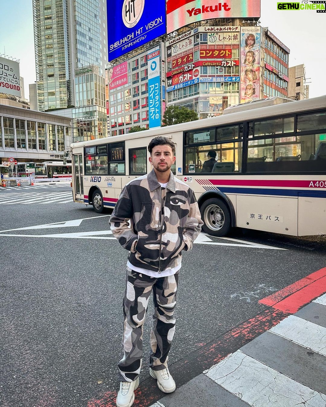 Riadh Belaïche Instagram - ああ、助かった La miff j’écris ce message pour vous annoncer une bonne nouvelle …☺️ J’EMMÉNAGE AU JAPON 🇯🇵♥️ Je sais pas encore pour combien de temps mais je pense que ça va me faire du bien de changer d’air un peu et d’avoir une autre vision de vie ⌛️Nouveau challenge, nouvelle expérience j’espère devenir une meilleure personne et m’améliorer avec ce peuple hyper civilisé 🤣🤣🤣 Tokyo Japan