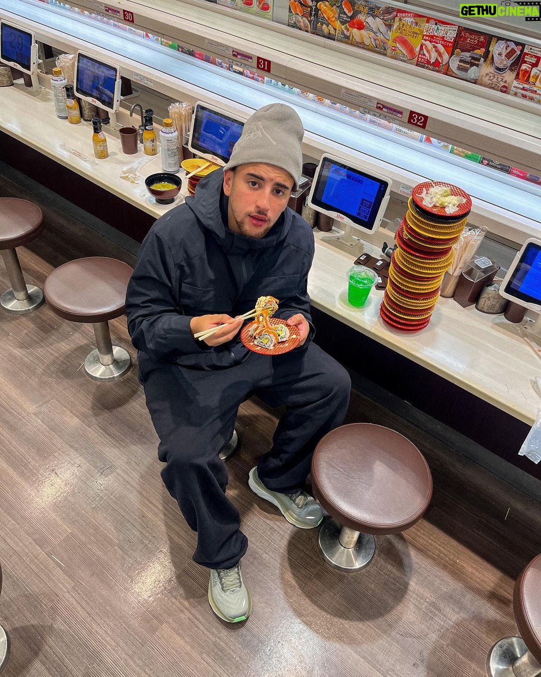 Riadh Belaïche Instagram - ああ、助かった La miff j’écris ce message pour vous annoncer une bonne nouvelle …☺️ J’EMMÉNAGE AU JAPON 🇯🇵♥️ Je sais pas encore pour combien de temps mais je pense que ça va me faire du bien de changer d’air un peu et d’avoir une autre vision de vie ⌛️Nouveau challenge, nouvelle expérience j’espère devenir une meilleure personne et m’améliorer avec ce peuple hyper civilisé 🤣🤣🤣 Tokyo Japan