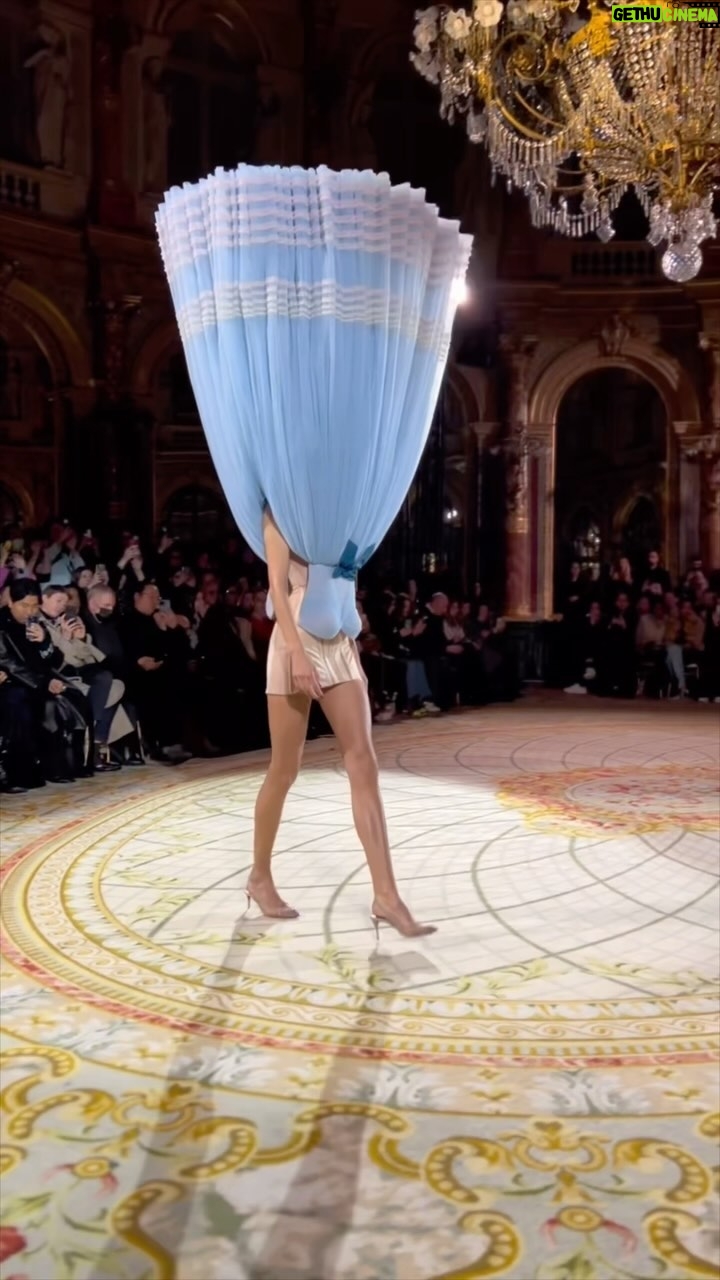 Riadh Belaïche Instagram - C’est la fashion week 😂👗 Vous préférez quel look ? 1-Le summer Body 🏝️ 2-La robe à l’envers 🔃 3-Il est lent ce lait 🥛 4-La piscine 🏊♂️