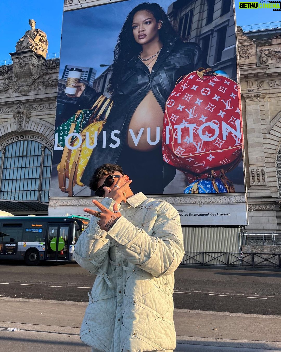 Riadh Belaïche Instagram - JUST LV 💛⚡️ @louisvuitton Pont Neuf