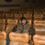 Riadh Belaïche Instagram – Je suis très fier de me tenir devant vous pour défendre ce film, tiré d’une histoire vraie qui retrace la vie de Yazid.

Si vous m’aviez dit il y a quelques années, quand je m’amusais à faire des petites vidéos dans ma chambre que je serai un jour devant presque 3000 personnes pour présenter un film en tant qu’acteur principal je n’y aurai pas cru. Mais c’était écrit ainsi …

Je voudrais remercier pour commencer Sébastien, Laurence et @bacfilms pour leur confiance. J’espère avoir été à la hauteur de vos espérances en tant qu’acteur. 
Je voudrais ensuite, remercier ma famille qui m’a toujours soutenu, en particulier mes parents. Ils m’ont donné ce qu’il y a de plus précieux au monde, une éducation et des valeurs, vous méritez tout l’or du monde.
Je remercie @galodiallo qui me supporte h24, qui m’épaule et me fait grandir depuis mes débuts. Merci aussi à @equipe_smile ma 2ème famille. 
Pour finir, j’aimerai vous remercier, ma communauté car sans vous je n’aurais jamais trouvé la force et le courage de vivre tout ça.

Voilà, j’espère que vous apprécierez autant le Riadh acteur que le JUST RIADH qui faisait des vidéos dans sa chambre. 

Je vous aime tous. ❤️✨

📸 @iyadbgx Grand Rex