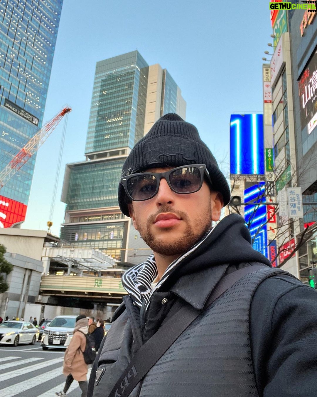 Riadh Belaïche Instagram - Je déménage au Japon !! 🇯🇵🗼 ( nouvelle vidéo sur YouTube ) Lien dans ma bio ! ✨ Tokyo, Japan