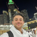 Riadh Belaïche Instagram - Là, où tu ne peux différencier le riche du pauvre car tous vêti de la meme manière. 🕊️ Là, où tout ce qui compte c’est ton comportement et tes bonnes actions. 🤲🏼✨ Je vis un rêve et plus je monte plus je cherche à garder les pieds sur terre. Chaque année je demande la même chose, que Dieu m’aide à devenir une personne meilleure. 🤍 Apprendre, se cultiver, sans étaler son peu de savoir. Aider son prochain le plus possible sans que personne ne le sache. 💫 La quête de toute une vie. Que Dieu nous donne la sincérité dans nos intentions et nos actes. Qu’Il nous protège d’être un mal pour les autres et pour nous même. Ameen Mecca, Saudi Arabia