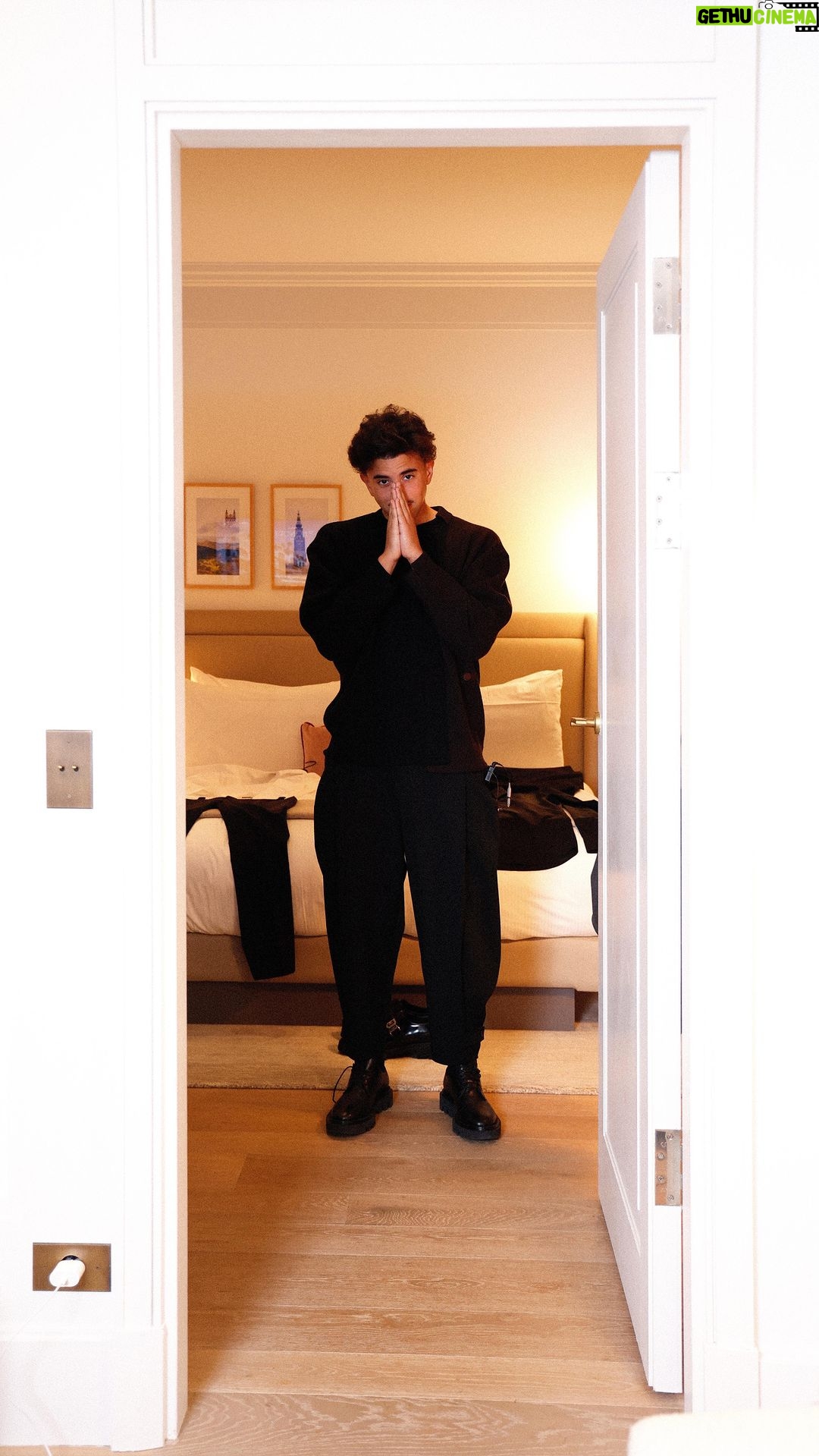 Riadh Belaïche - 16.5K Likes - GQ Behind The Style : @justriadh nous a ouvert les portes de sa préparation juste avant de se rendre à la cérémonie des Hommes de l’année GQ au @kimptonsthonore. On a parlé de son style et ses inspirations. @loicprigent en a, lui aussi, profité pour lui poser une question.
#GQMOTYFR
__
Réalisation : @aureliechantelly
Social Media Editor : @sarata_drm
Interview : @lea.diquero
Responsable du Développement : @mathiasholst
Producteurs : @amaurydlcb @balthazar_chuffart @mathilde.romejko
Motion Designer : @del__gabriel
Responsable de la programmation : @stephanieamayaa
Responsable des opérations vidéos : @axelledbdts
Directeur de la vidéo : Thomas Leroy
Head of editorial content : @pam_boy
Casting & Entertainment : @wintagme