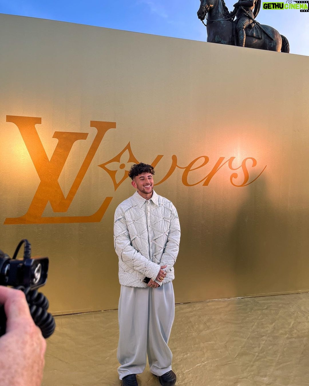 Riadh Belaïche Instagram - JUST LV 💛⚡️ @louisvuitton Pont Neuf