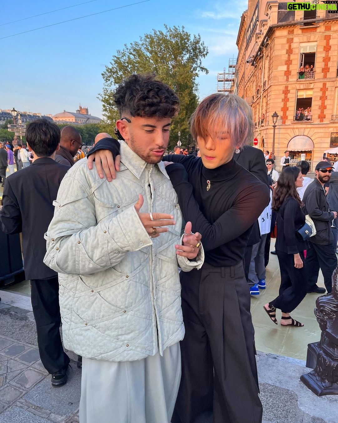Riadh Belaïche Instagram - JUST LV 💛⚡️ @louisvuitton Pont Neuf
