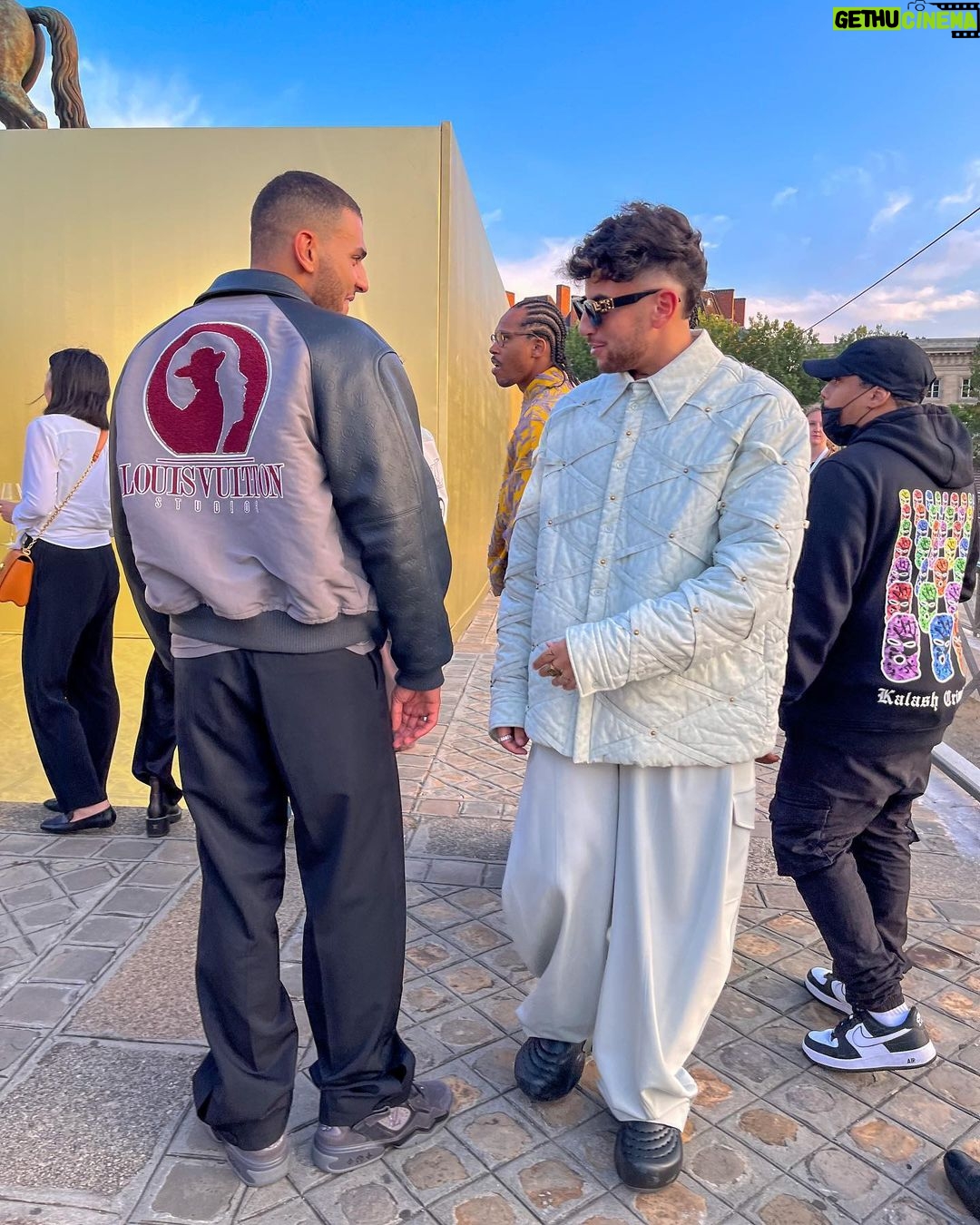Riadh Belaïche Instagram - JUST LV 💛⚡️ @louisvuitton Pont Neuf