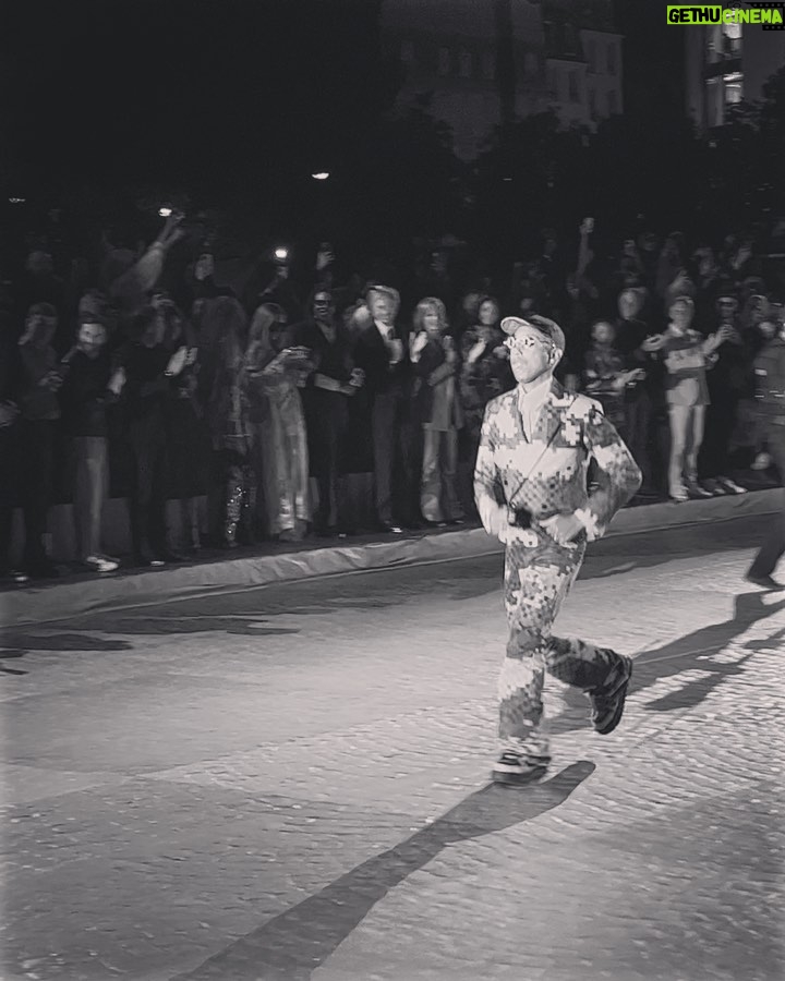 Riadh Belaïche Instagram - JUST LV 💛⚡️ @louisvuitton Pont Neuf